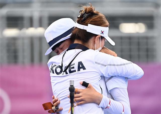 안산이 30일 일본 도쿄의 유메노시마공원 양궁장에서 열린 2020 도쿄올림픽 양궁 여자 개인 결승에서 금메달을 확정한 뒤 기뻐하고 있다. 안산은 혼성단체전, 여자단체전에 이어 개인에서도 금메달을 차지하며 사상 첫 올림픽 여자 양궁 3관왕이 됐다. 2021.7.30.  도쿄 올림픽 사진공동취재단