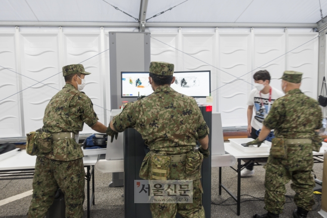 일본 자위대가 도쿄올림픽 태권도 경기가 열린 지바 미쿠하리 메세홀에서 취재진을 검문하는 모습. 지바 류재민 기자 phoem@seoul.co.kr