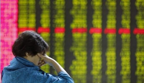 중국 베이징의 한 증권사 객장에서 한 투자자가 눈을 감은채 깊은 상념에 잠긴 모습. 베이징 EPA 연합뉴스