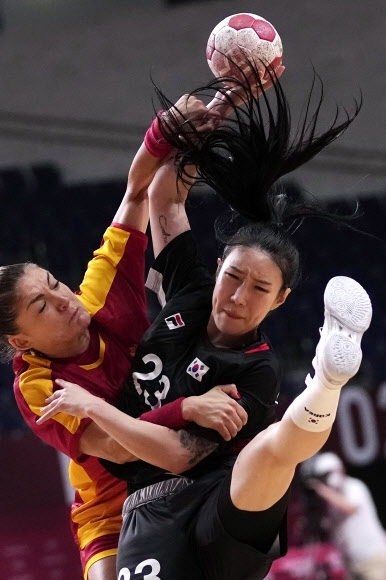 한국 여자 핸드볼 대표팀의 이미경이 31일 열린 도쿄올림픽 여자 핸드볼 A조 4차전에서 상대의 거친 수비를 받고 있다. AP 연합뉴스