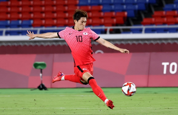 31일 요코하마 인터내셔널 스타디움에서 열린 도쿄올림픽 남자축구 8강전에서 한국의 이동경이 멕시코를 상대로 두 번째 골을 넣고 있다. 연합뉴스