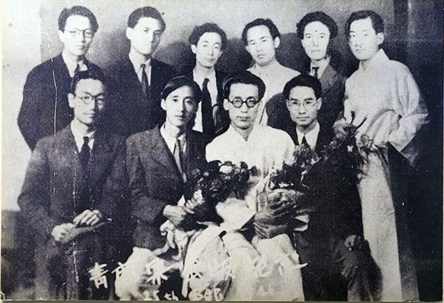 박목월(앞줄 왼쪽 두 번째부터), 조지훈, 박두진 시인이 1946년 9월 서울 종로의 한 다방에서 열린 ‘청록집’ 출판기념회에 참석했다. ‘청록집’은 이들 청록파의 근간이 된다.  이은선 작가