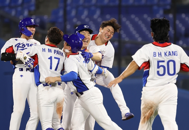 1일 일본 요코하마 스타디움에서 열린 도쿄올림픽 야구 한국과 도미니카공화국의 녹아웃 스테이지 경기. 9회말 2사 3루 김현수가 끝내기 안타를 친 뒤 동료들과 환호하고 있다. 2021.8.1 연합뉴스