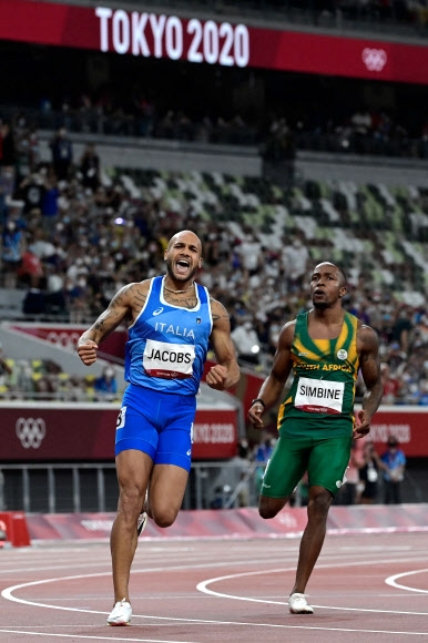 라몬트 마르셀 제이콥스가 1일 일본 도쿄 올림픽스타디움에서 열린 도쿄올림픽 육상 남자 100m 결승에서 1위로 결승선을 통과하며 환호하고 있다. 도쿄 AFP 연합뉴스
