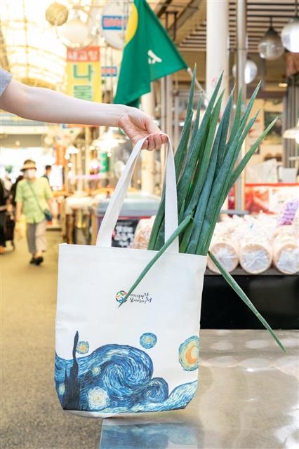 서울 강서구가 일회용봉투 사용을 줄이기 위해 전통시장에 도입한 장바구니의 모습. 강서구 제공