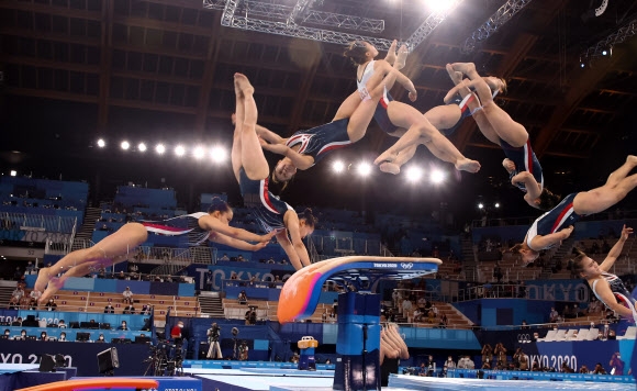 한국 여자체조 대표팀 여서정이 1일 일본 도쿄 아리아케 체조경기장에서 열린 올림픽 기계체조 여자 도마 결승전 1차 시기에서 펼친 연기를 연속 촬영한 모습. 여서정은 한국 여자체조 사상 최초 올림픽 메달을 획득했다. 동메달 획득으로 1996년 애틀랜타올림픽 남자 도마 은메달리스트인 아버지 여홍철 교수와 함께 한국 첫 부녀 올림픽 메달리스트라는 기록을 세웠다.  도쿄 연합뉴스