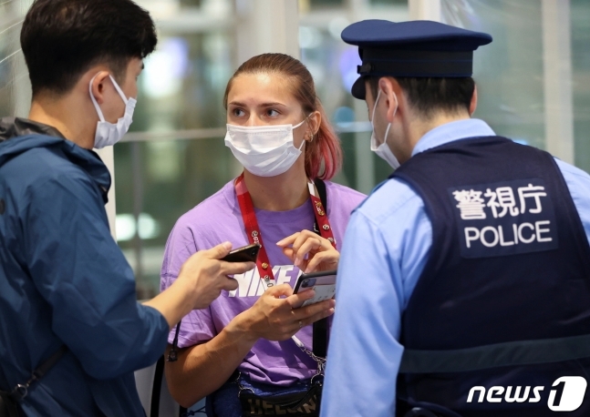 벨라루스 단거리 육상 국가대표 크리스티나 치마누스카야(24)가 2021년 8월 1일 도쿄 하네다 공항에서 경찰관과 대화하는 모습. 뉴스1