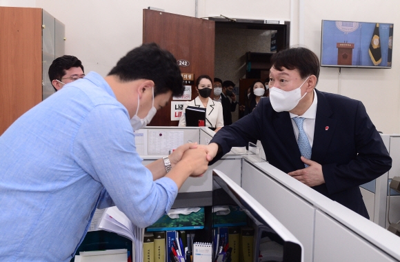 최근 국민의힘에 입당한 윤석열 전 검찰총장이 2일 오전 서울 여의도 국회를 방문, 국민의힘 사무처 직원들과 인사하고 있다.2021. 8. 2 김명국 선임기자 daunso@seoul.co.kr