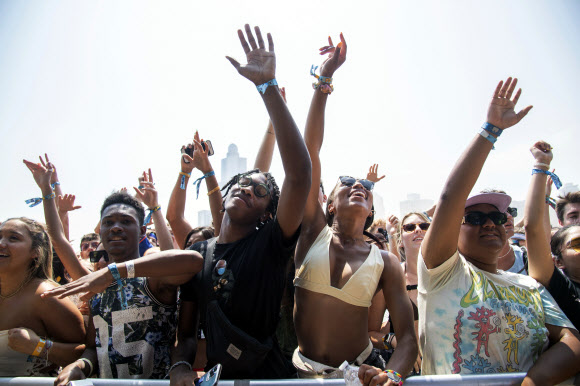 Festivalgoers attend Day 4 of the Lollapalooza Music Festival, Sunday, Aug. 1, 2021, at Grant Park in Chicago. (Photo by Amy Harris/Invision/AP) 072921127132, 21334631,/2021-08-02 07:09:49/ <연합뉴스