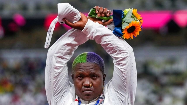 도쿄올림픽 여자포환던지기 은메달리스트 미국의 레이븐 손더스가 시상대 위에서 X자를 그리고 있는 모습.