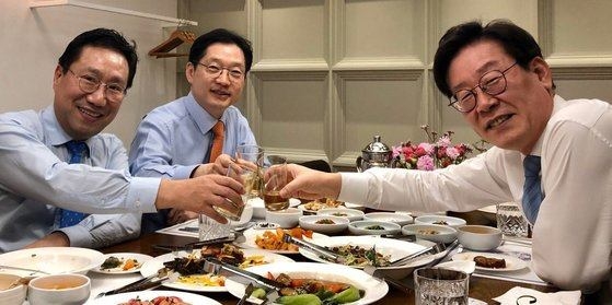 이재명(오른쪽) 경기지시가 김경수(가운데) 전 경남지사, 양정철 전 민주연구원장과 술을 마시는 모습. 출처:이준석 페이스북