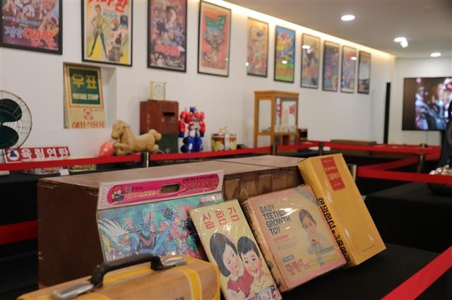 3일 문을 여는 서울 구로구 신도림역 2번 출구 앞 문화공간 ‘다락’에서 ‘라떼는 말이야’ 전시회가 열린다. 다락은 전시회뿐 아니라 영화상영, 독서토론 등 다양한 문화 프로그램을 운영한다. 구로구 제공