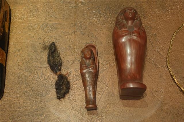 투탕카멘의 할머니인 티예의 머리카락(왼쪽)과 머리카락을 담고 있던 목관들