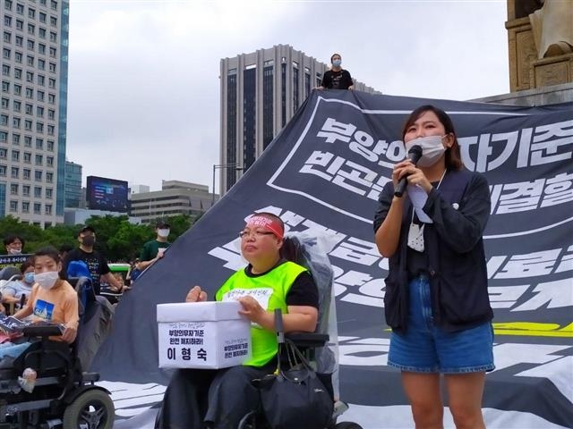 코로나19 확산으로 빈곤층의 삶이 더 어려워졌던 지난해 8월 서울 광화문에서 열린 ‘부양의무자 기준 폐지 농성 기자회견’에서 김윤영(오른쪽) 빈곤사회연대 활동가가 발언하고 있다. 김윤영 활동가 제공