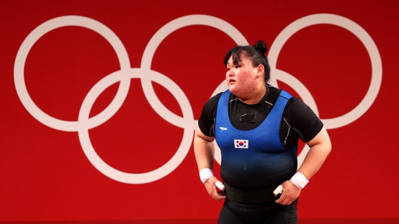 이선미가 2일 도쿄 국제포럼에서 열린 2020 도쿄올림픽 여자 역도 최중량급(87㎏ 이상) 용상 148kg 1차 시기를 성공한 뒤 돌아서고 있다. 도쿄 연합뉴스