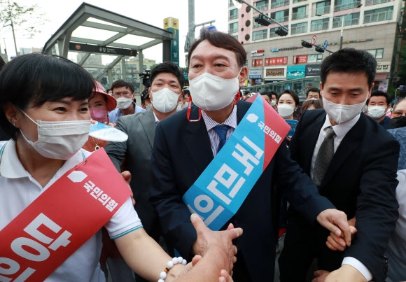 국민의힘 윤석열 대선 예비후보가 3일 오후 서울 은평구 응암역 앞에서 국민의힘 당원 가입을 독려하는 홍보 활동을 위해 이동하며 지지자들과 악수하고 있다. 2021.8.3 국회사진기자단