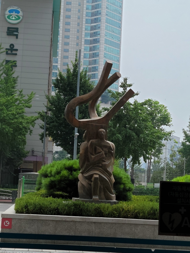 방송회관 현관 입구에서 바라본 소리-대지