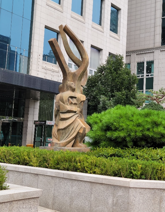 방송회관 밖에서 바라본 소리-대지