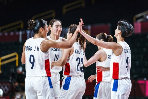 득점 후 기뻐하는 여자농구 대표팀 선수들. FIBA 제공