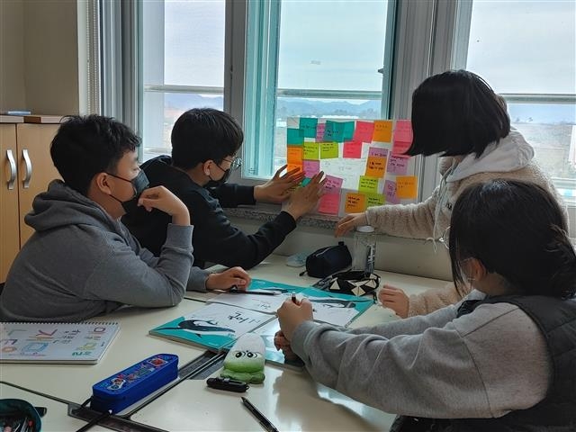 전남 나주 빛가람중학교 학생들이 포스트잇에 적힌 질문에 답을 하며 ‘자아탐색’ 활동을 하고 있다. 빛가람중학교 제공