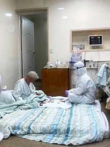 격리된 치매 할머니와 ‘화투 한판’… 마음까지 어루만진 방호복 간호사 