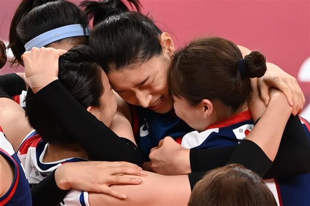 한국 배구대표팀 김연경이 4일 일본 아리아케 아레나에서 열린 도쿄올림픽 여자 배구 8강 한국과 터키의 경기에서 승리한뒤 동료들과 함께 환호하고 있다. 2021.08.04 도쿄 올림픽사진공동취재단