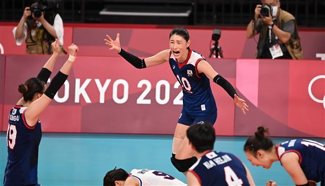 한국 배구대표팀 김연경이 4일 일본 아리아케 아레나에서 열린 도쿄올림픽 여자 배구 8강 한국과 터키의 경기에서 승리한뒤 동료들과 함께 환호하고 있다.  2021.08.04 도쿄=올림픽사진공동취재단