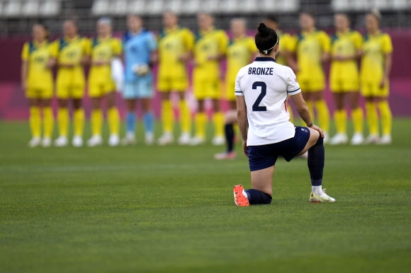 지난달 30일 일본 도쿄올림픽에서 영국 여자축구선수가 인종적 차별 및 성차별에 대항하는 의미로 무릎꿇기를 하는 모습. AP