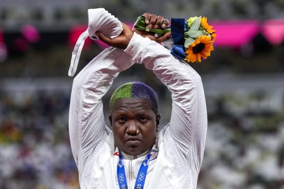 일본 도쿄올림픽 포환던지기에서 은메달을 딴 뒤 시상식에서 ‘X자 시위’를 벌이는 미국 레이븐 손더스. AP