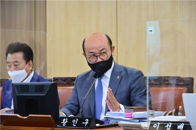 황인구 서울시의원이 지난 7월 27일 진행된 ‘서울주택도시공사 사장 후보자 인사청문특별위원회 회의’에 참석하여 발언하고 있다.