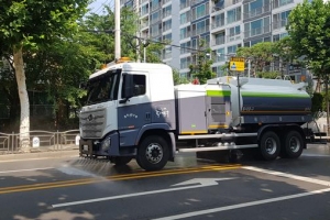 쏴아!동대문구 물청소차… 폭염·먼지 싹~