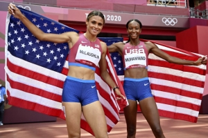 ‘나란히 세계新’… 여자 400m 허들, 매클로플린이 0.12초 빨랐다