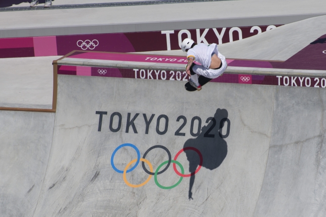 스케이트보딩 브라질 대표 페드로 바로스가 5일 일본 도쿄 아리아케 어반 스포츠파크에서 열린 스케이트보딩 남자 결승에서 멋진 묘기를 선보이고 있다. 도쿄 류재민 기자 phoem@seoul.co.kr