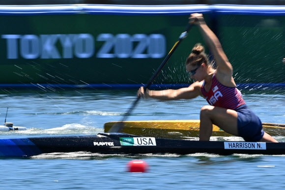 미국 네빈 해리슨 선수가 5일 2020 도쿄올림픽 여성 카누 200m 종목에서 힘차게 노를 젓고 있다. AFP 연합뉴스.