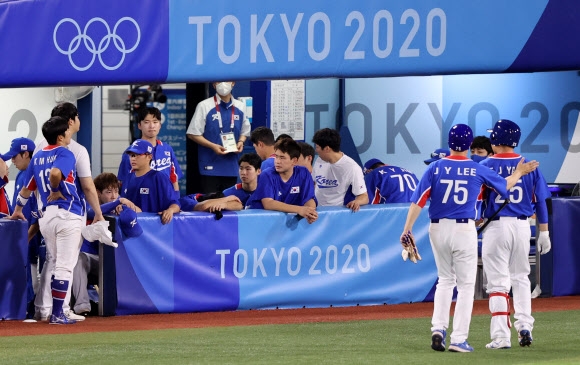 야구대표팀 선수들이 5일 일본 가나가와 요코하마스타디움에서 열린 미국과의 야구 준결승에서 패한 후 아쉬워 하고 있다. 요코하마 연합뉴스