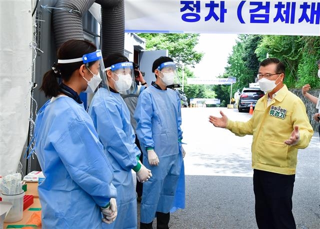 서울 중랑구 망우저류조공원에 생긴 드라이브 스루 선별검사소를 찾은 류경기(오른쪽 첫 번째)중랑구청장이 고생하는 의료진, 직원들에게 감사 인사를 전하고 있다. 중랑구 제공