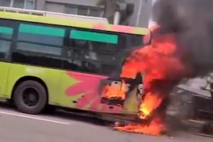 [포토] 정류장에 정차한 전주 시내버스에서 불