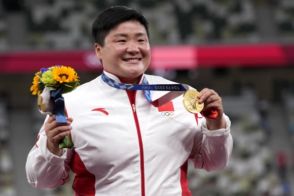 공리자오(중국)가 지난 1일 2020 도쿄올림픽 육상 여자 포환던지기 우승을 차지한 뒤 금메달을 들어 보고 있다. 도쿄 AP 연합뉴스 
