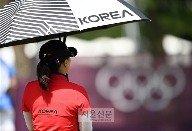 한국 여자 골프 대표인 고진영이 6일 일본 사이타마현 가와고에의 가스미가세키 컨트리클럽에서 열린 여자 골프 3라운드 18번홀에서 우산을 이용해 햇볕을 피하고 있다. 2021.08.06 올림픽사진공동취재단