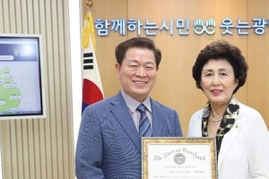 “뛰어난 지도력·탁월한 봉사정신 경의”… 박승원 광명시장,  래리 호건 미 메릴랜드 주지사 감사패 받아