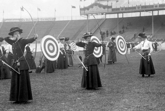 1908 런던 올림픽에 출전한 여자 양궁 선수. 서울신문DB