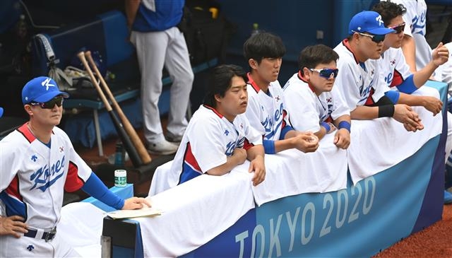 한국 야구대표팀 선수들이 7일 일본 요코하마 스타디움에서 열린 도쿄올림픽 야구 도미니카공화국과의 동메달 결정전을 지켜보고 있다. 요코하마 올림픽사진공동취재단