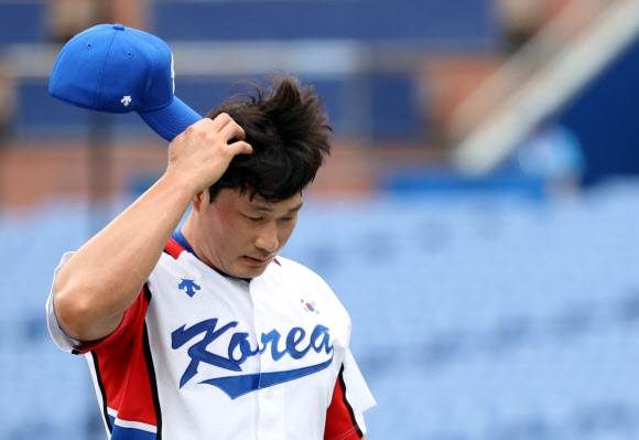 오승환이 7일 일본 가나가와 요코하마 스타디움에서 열린 도미니카공과국과의 동메달결정전에서 8회초 대량 실점 후 강판당하며 아쉬워하고 있다. 요코하마 연합뉴스