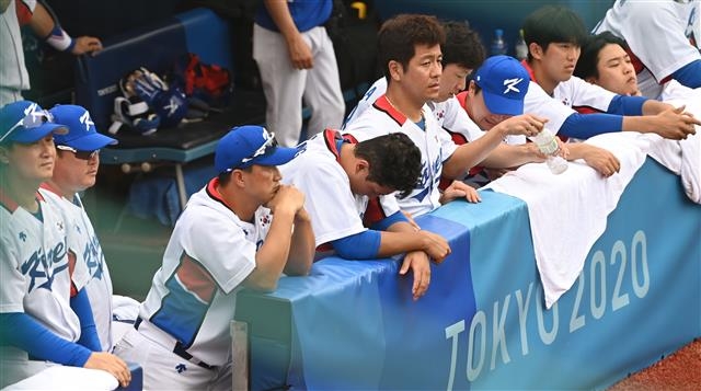 한국 야구대표팀 선수들이 7일 일본 요코하마 스타디움에서 열린 도쿄올림픽 야구 도미니카공화국과의 동메달 결정전 8회초 1사 2루에서 투런 홈런을 맞은 뒤 한국선수들이 침울한 표정을 짓고 있다. 요코하마 올림픽사진공동취재단