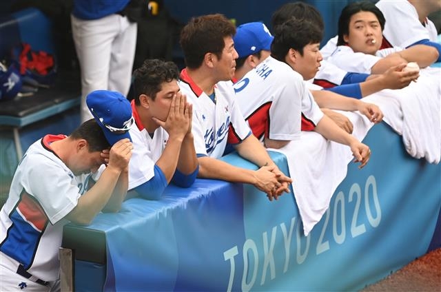 한국 야구대표팀 선수들이 7일 일본 요코하마 스타디움에서 열린 도쿄올림픽 야구 도미니카공화국과의 동메달 결정전 8회초 1사 2루에서 투런 홈런을 맞은 뒤 한국선수들이 침울한 표정을 짓고 있다. 요코하마 올림픽사진공동취재단Z