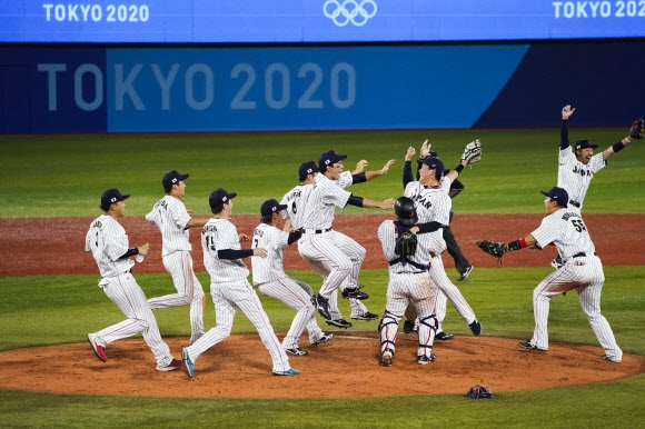 일본 야구 대표팀 선수들이 7일 일본 가나가와 요코하마 스타디움에서 열린 도쿄올림픽 야구 결승에서 미국을 꺾고 우승을 차지하자 마운드로 뛰어나와 기쁨을 만끽하고 있다. 요코하마 AP