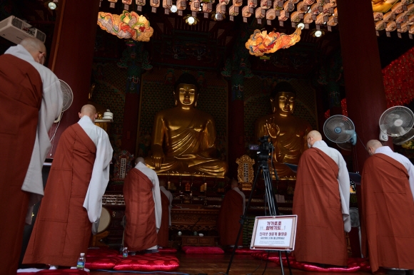 정부가 수도권 4단계, 비수도권 3단계의 거리두기와 사적 모임 인원 제한 조치를 2주간 더 연장하기로 한 가운데 8일 서울 종로구 조계사에서 가가호호 함께기도가 온라인으로 진행되고 있다. 2021. 8. 8 박윤슬 기자 seul@seoul.co.kr