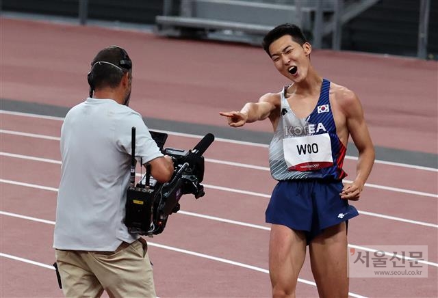 높이뛰기 우상혁이 지난 1일 도쿄 올림픽스타디움에서 열린 도쿄올림픽 육상 남자 높이뛰기 결선에서 2.33m 2차시기를 성공시킨 후 중계 카메라를 보며 기뻐하고 있다. 도쿄 정연호 기자 tpgod@seoul.co.kr