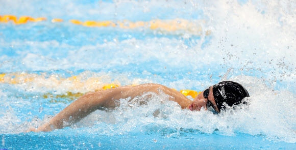 수영 황선우가 지난 7월 28일 도쿄 수영센터에서 열린 남자 자유형 100m 준결승에서 물살을 가르고 있다.  연합뉴스