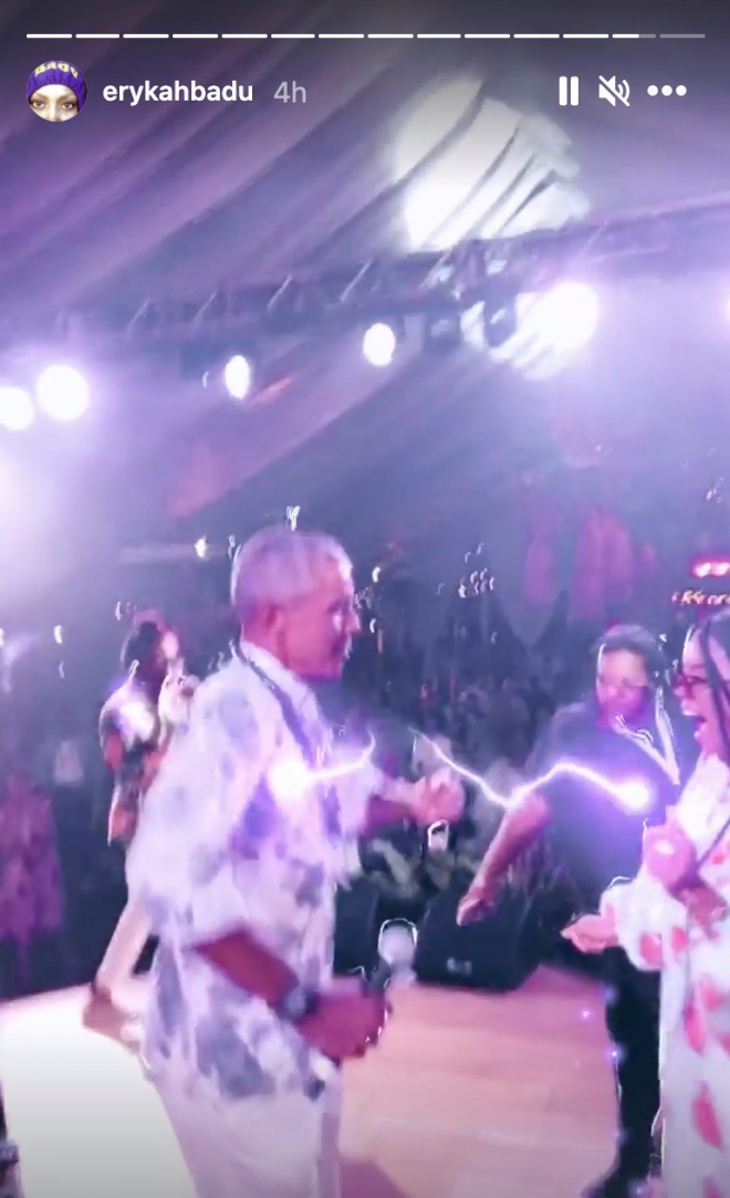 버락 오바마 전 미국 대통령이 7일(현지시간) 매사추세츠주의 고급 휴양지 마서스비니어드섬에서 연 자신의 60번째 생일파티에서 마스크를 쓰지 않은 채 춤을 추고 있다. 가수 에리카 바두는 인스타그램에 해당 영상을 올렸다가 삭제했다.